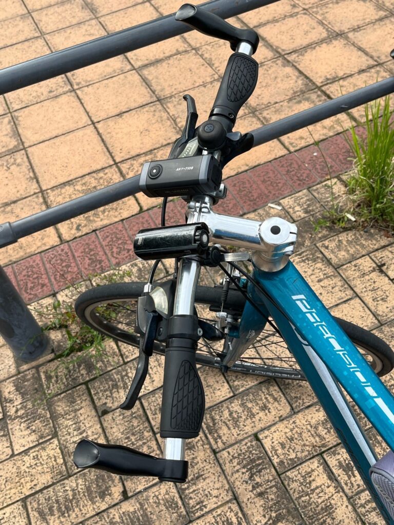 クロスバイクのハンドルと装備