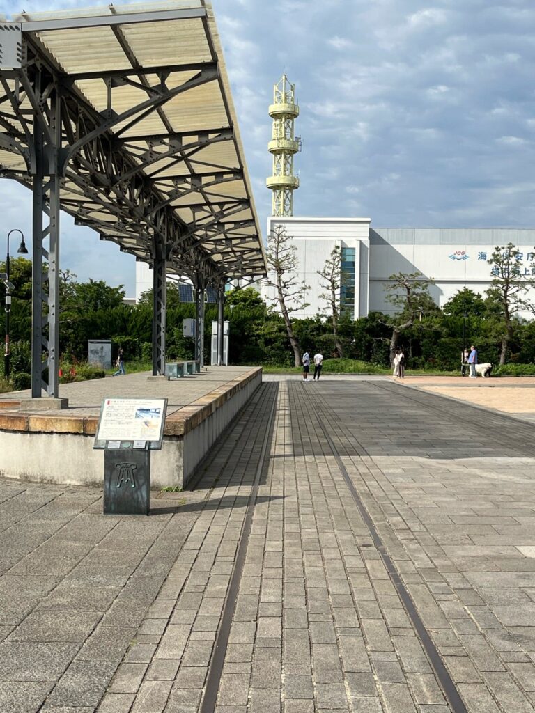 旧横浜港駅プラットホーム跡と当時の説明板