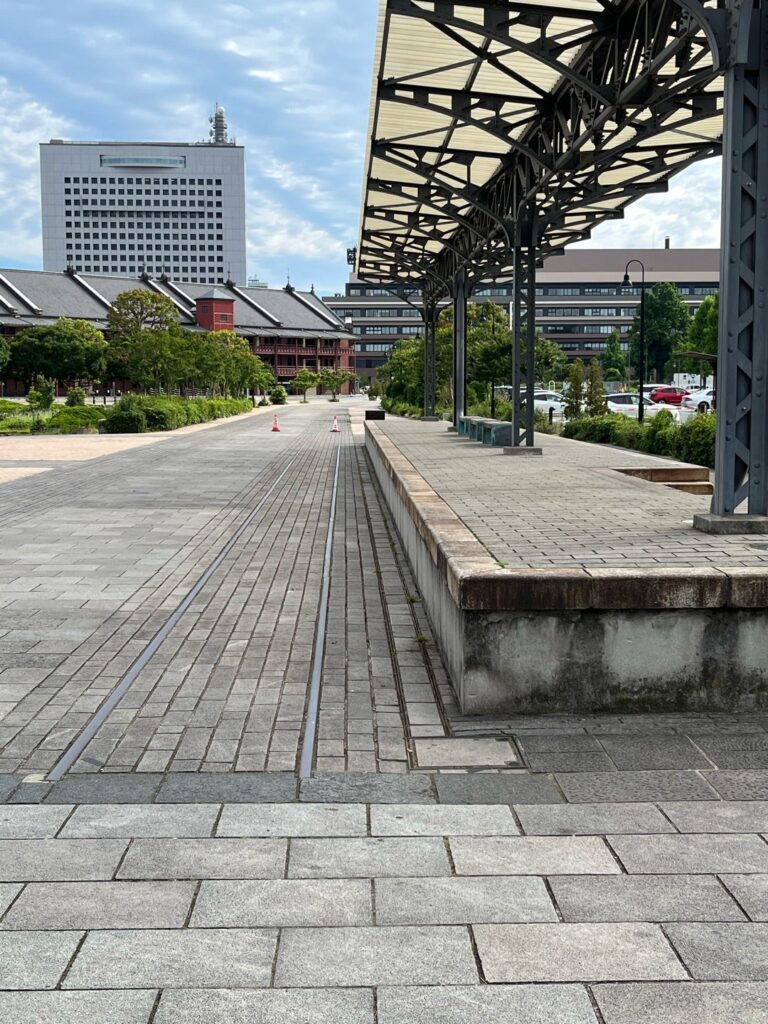 旧横浜港駅プラットホーム跡の全景
