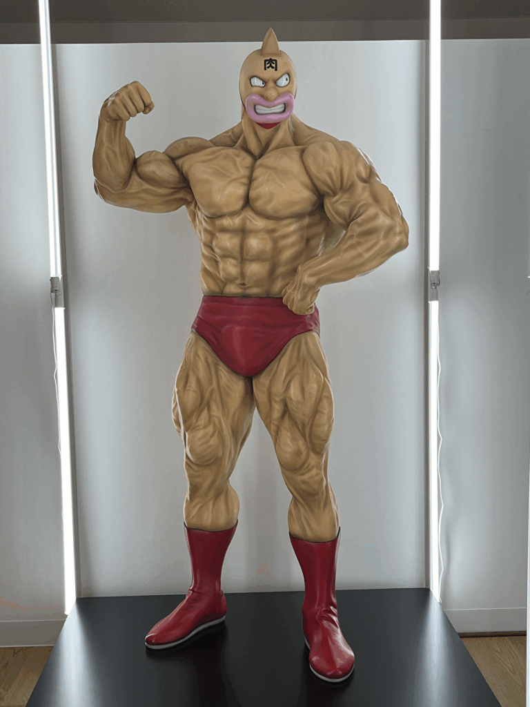 筋肉を誇るポーズをとるキン肉マンの等身大フィギュア。