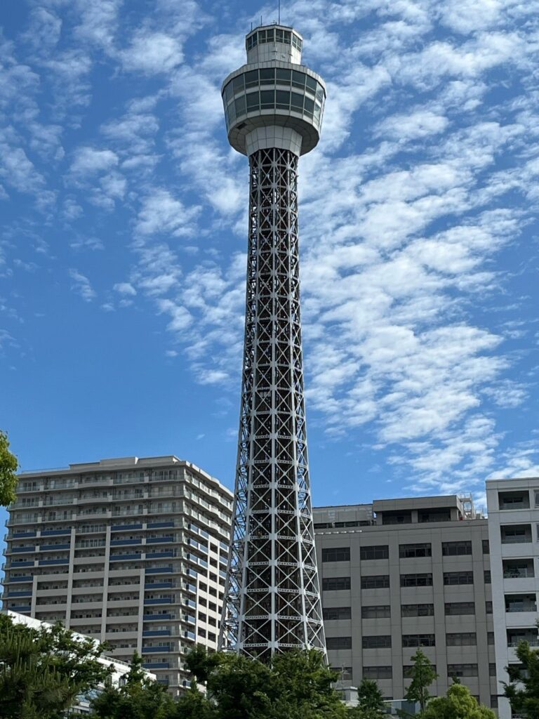 横浜マリンタワーと青空