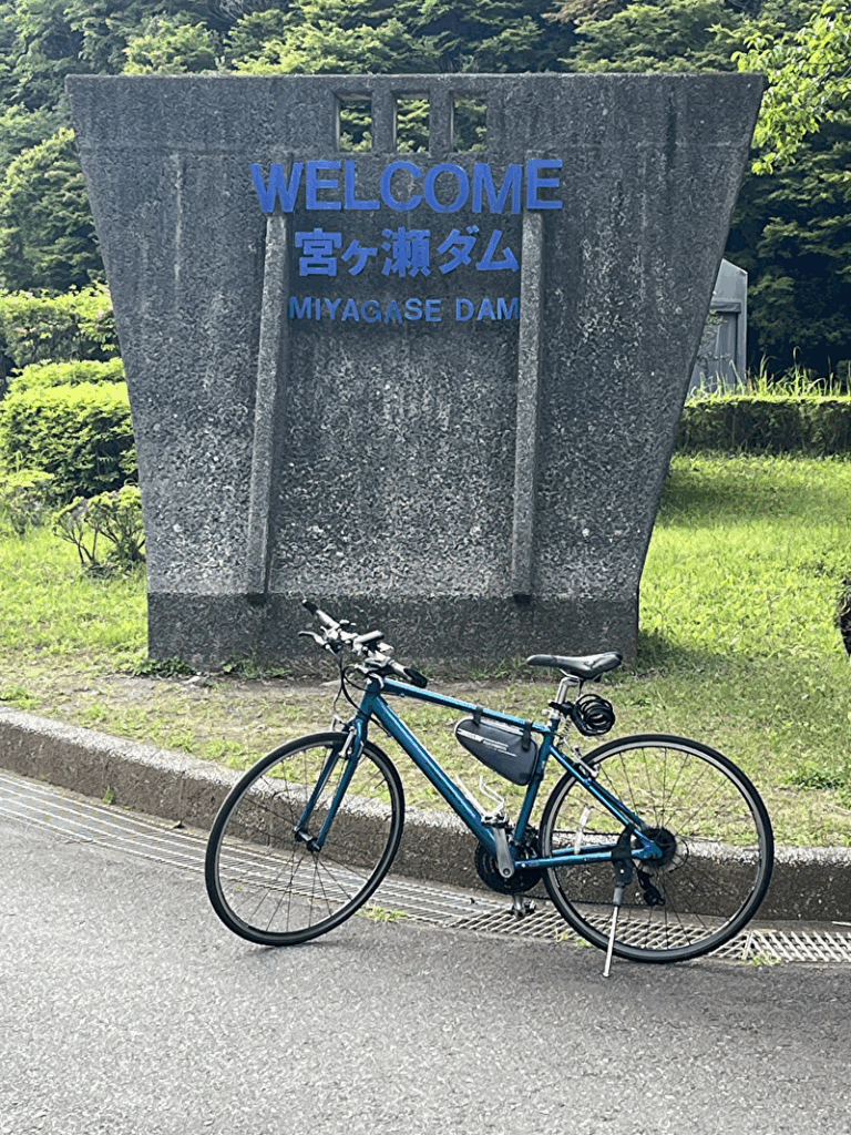 宮ヶ瀬ダムの歓迎モニュメントとクロスバイク