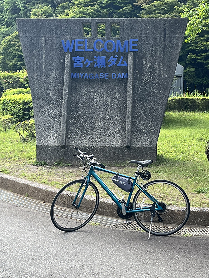 宮ヶ瀬ダムの歓迎モニュメントとクロスバイク