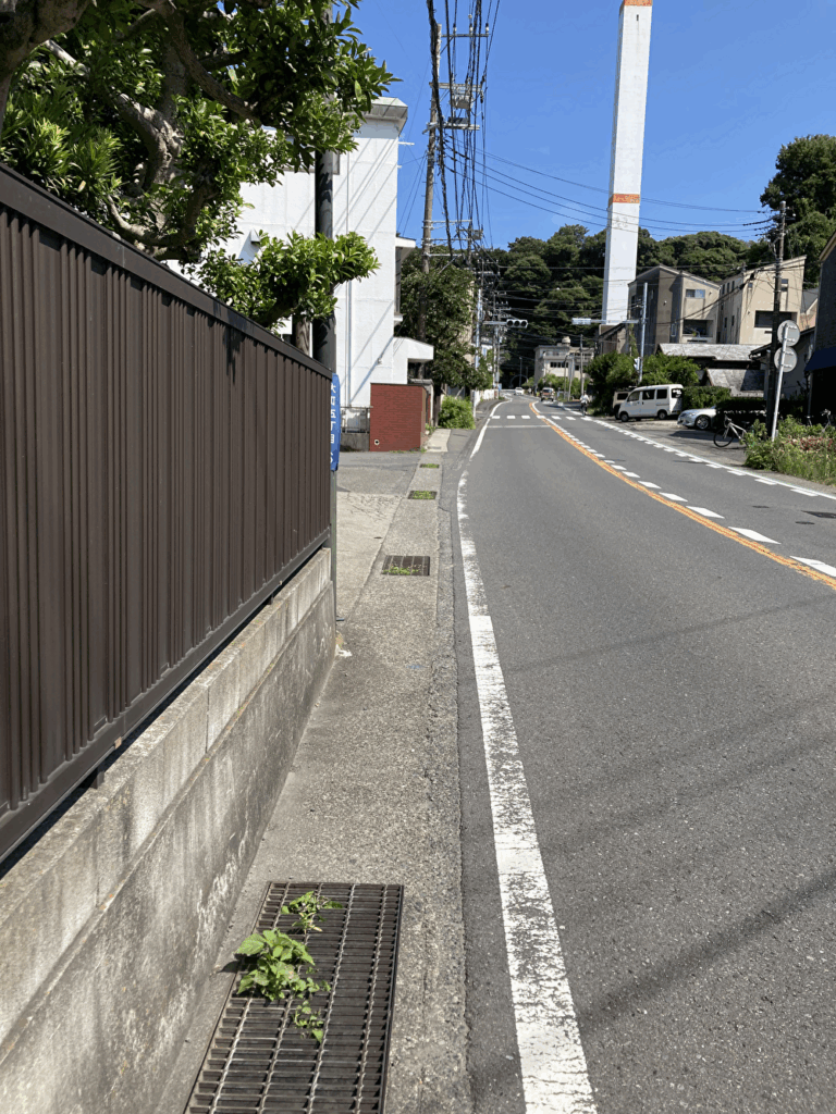 名越の坂をのぼる途中の閑静な住宅街と青空