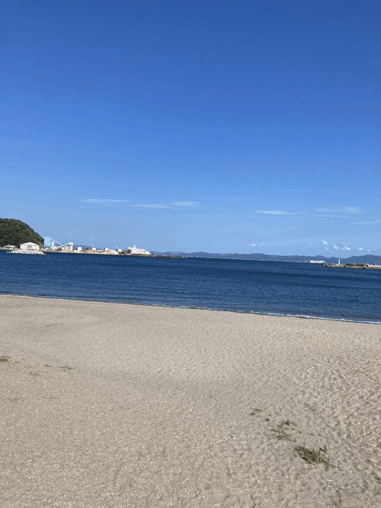 野比海岸の白い砂浜と青空