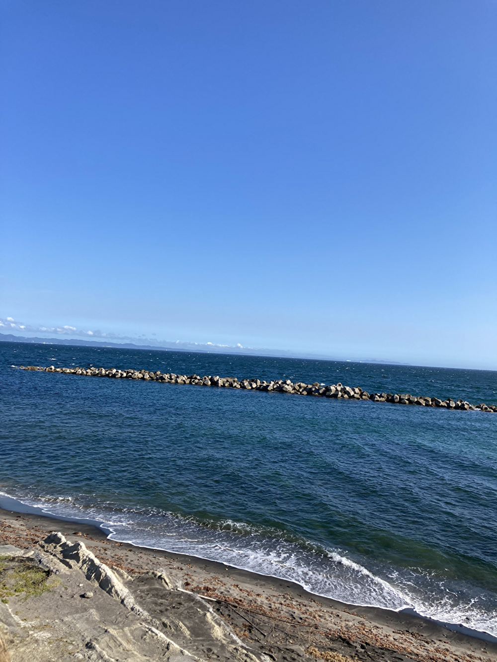 野比海岸と防波堤、青空が広がる風景