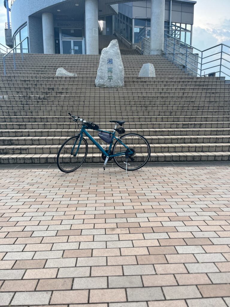 湘南平の階段前に停めたクロスバイク