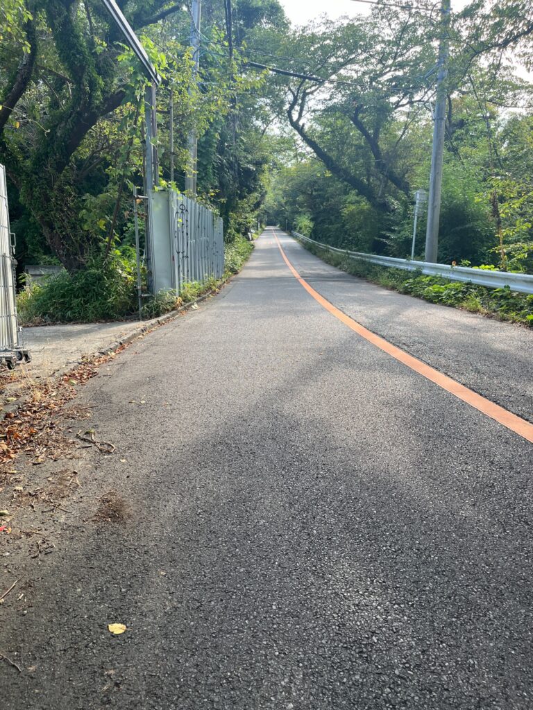湘南平へ続く坂道のスタート地点