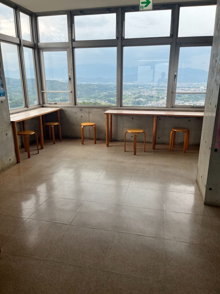 湘南平展望台の室内からの眺望