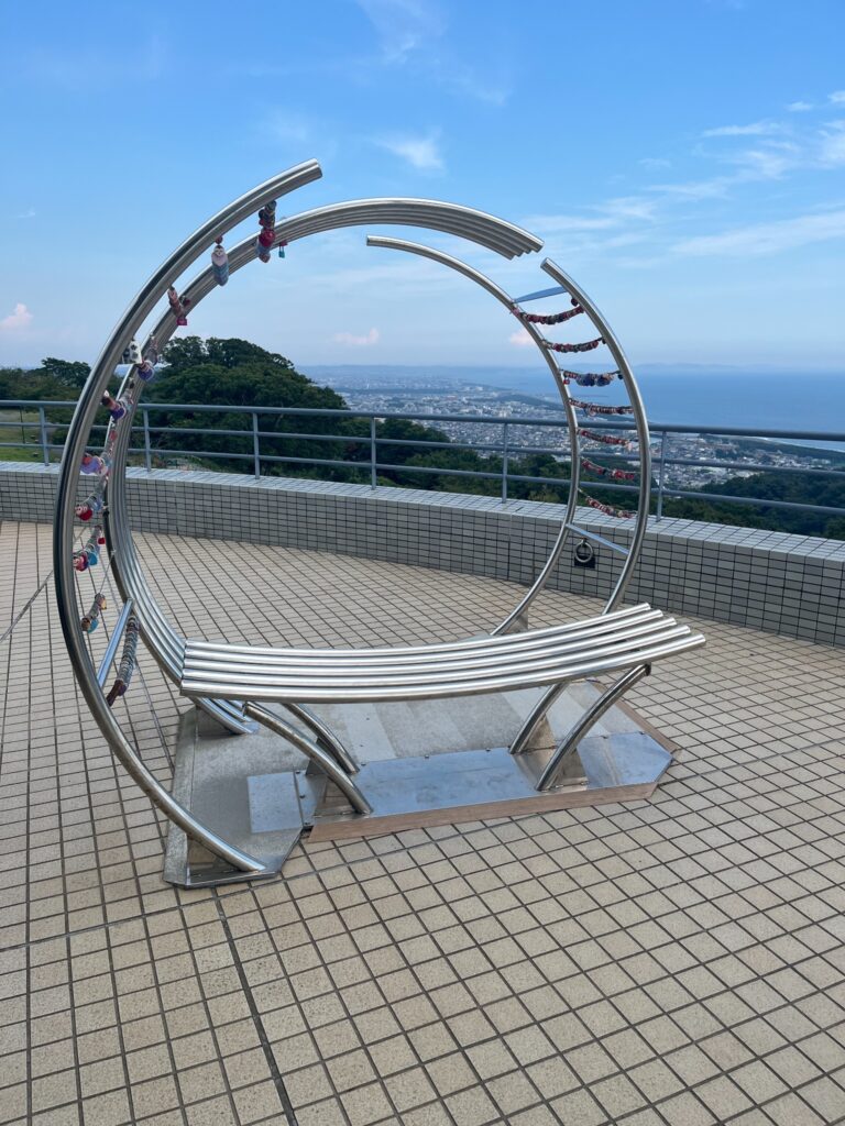 湘南平展望台にあるモニュメント型ベンチ
