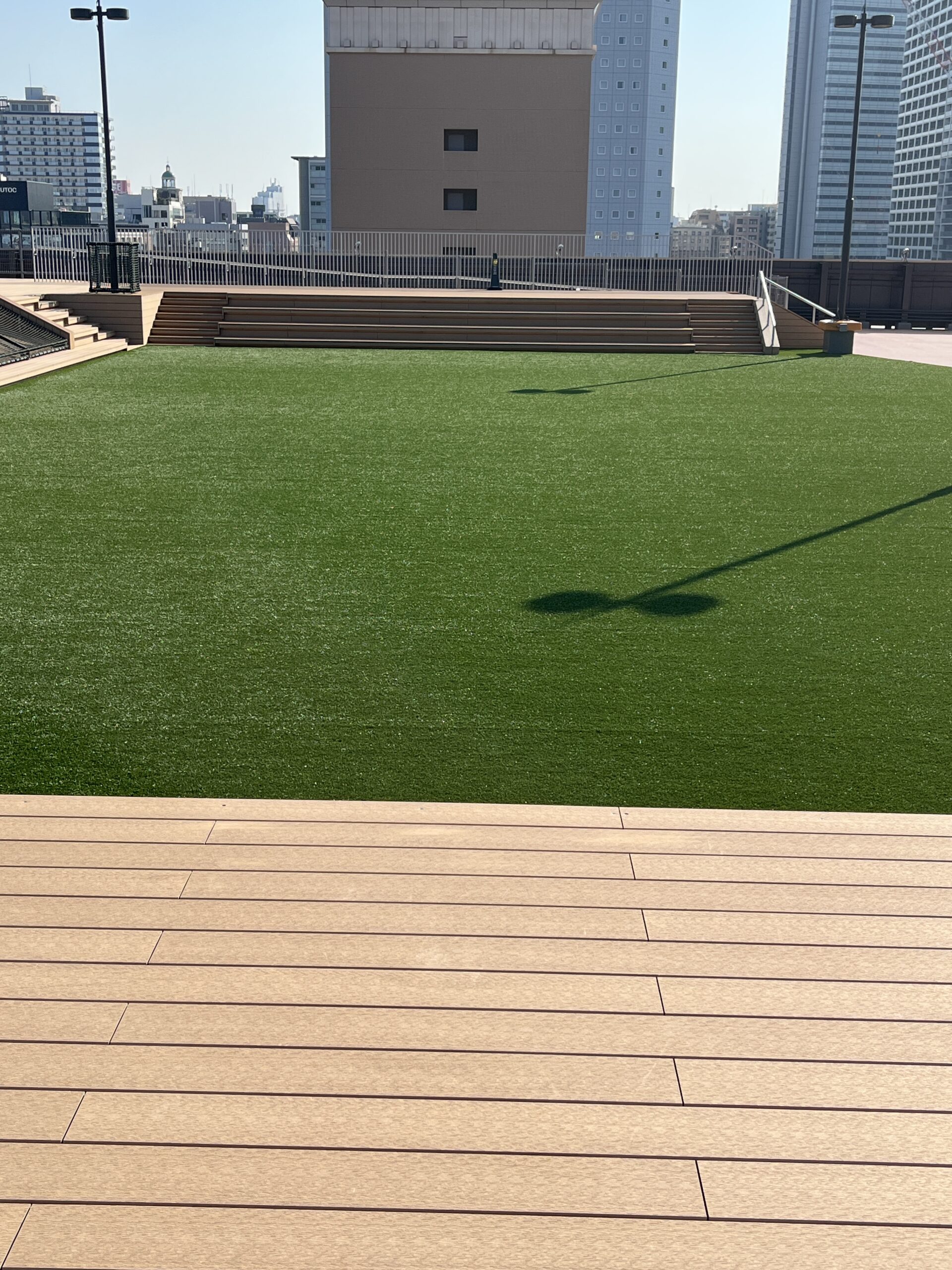 横浜ワールドポーターズ屋上ルーフトップワールドの人工芝とウッドデッキ広場