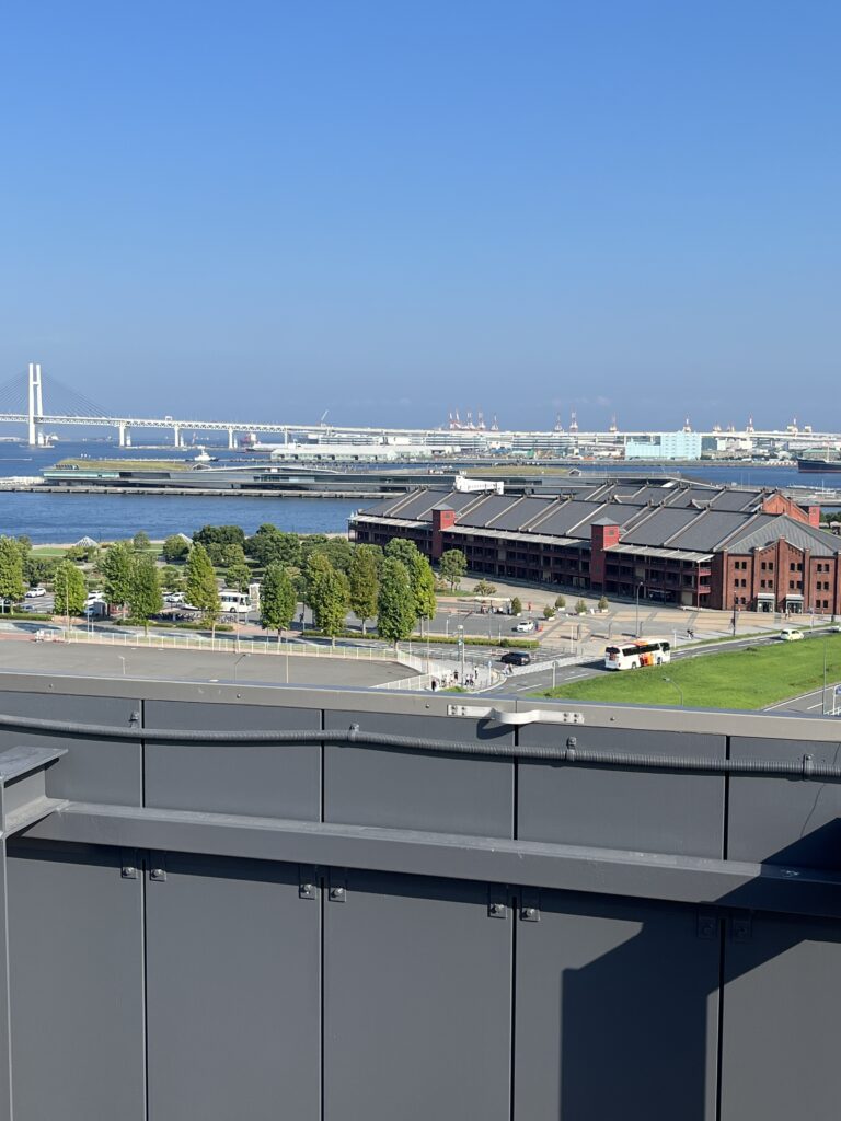 横浜ワールドポーターズ屋上から見渡す横浜港のパノラマビュー