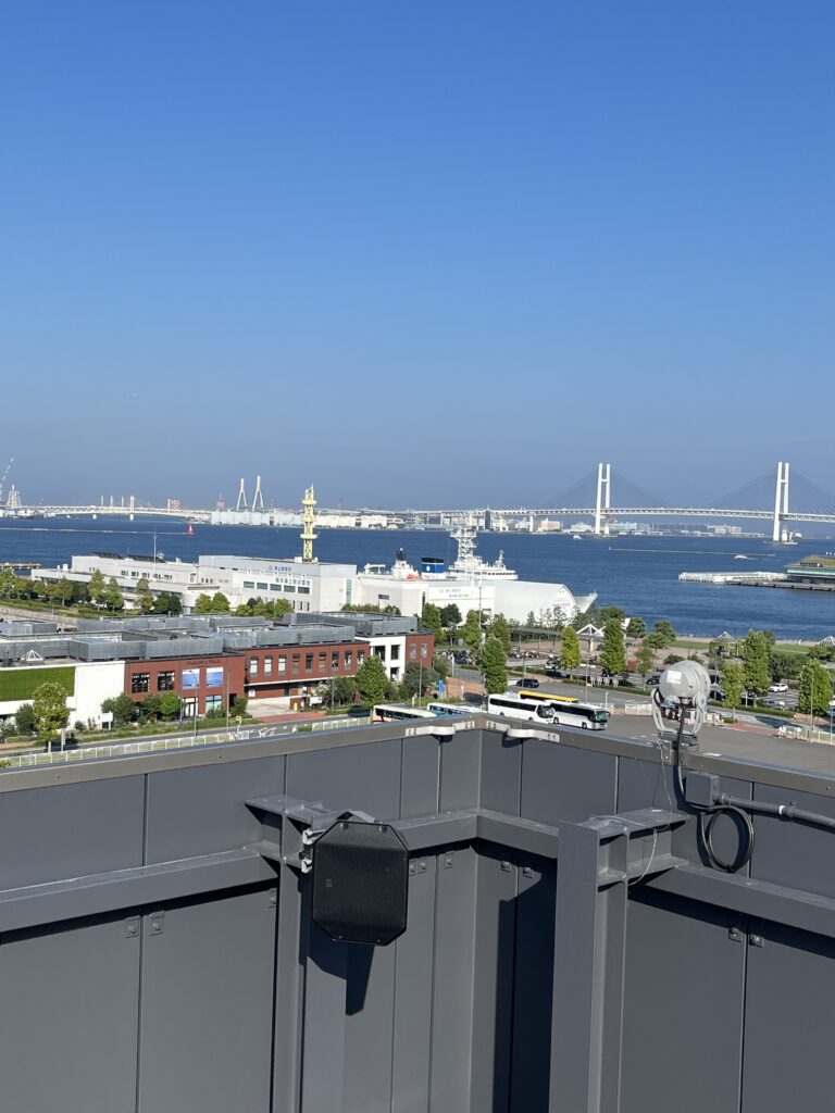 浜ワールドポーターズ屋上から望む赤レンガ倉庫とベイブリッジ