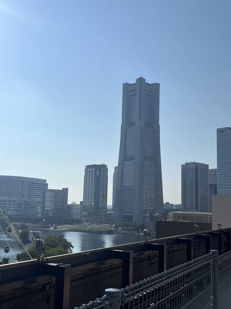 横浜ワールドポーターズ屋上から望むランドマークタワー