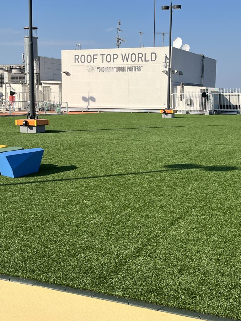 横浜ワールドポーターズ屋上「ROOF TOP WORLD」のロゴ前広場
