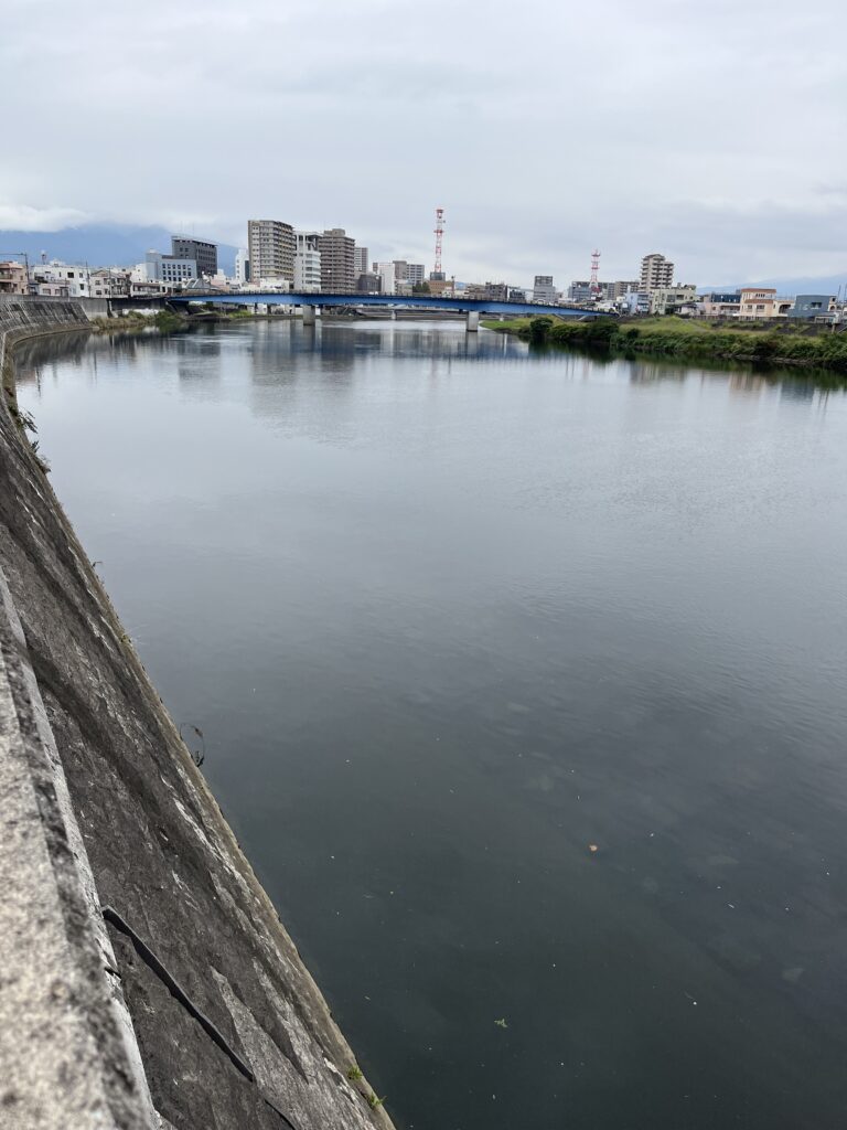 沼津港から駅へ戻る道、狩野川沿いを歩く。 曇り空の下でも水面は穏やかで、街のざわめきが遠くに聞こえるだけ。 この静けさが、旅の余韻を優しく包み込んでくれる。