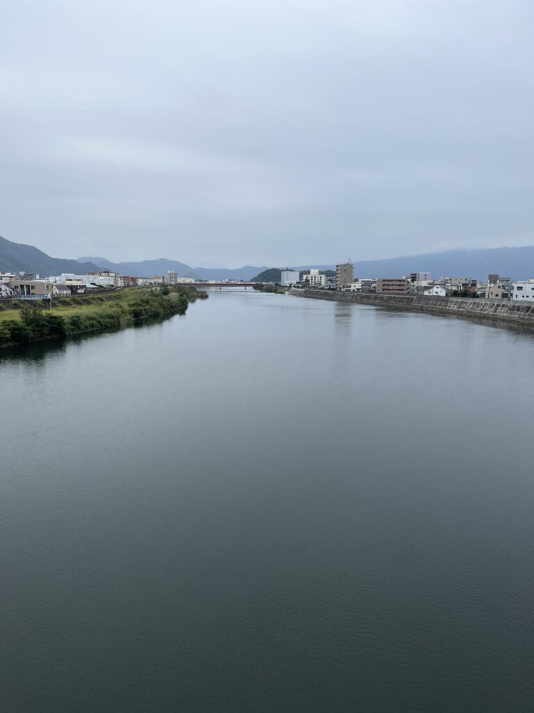 ふと立ち止まって振り返ると、遠くの山が霞んで見えた。 晴天の日よりも、こういう曇りの日の方が“奥行き”を感じる。 自然と深呼吸したくなるような、静寂の時間。