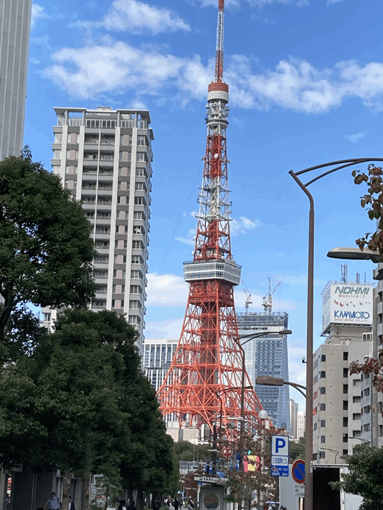 街路から見上げた東京タワー、空に映える赤い鉄骨