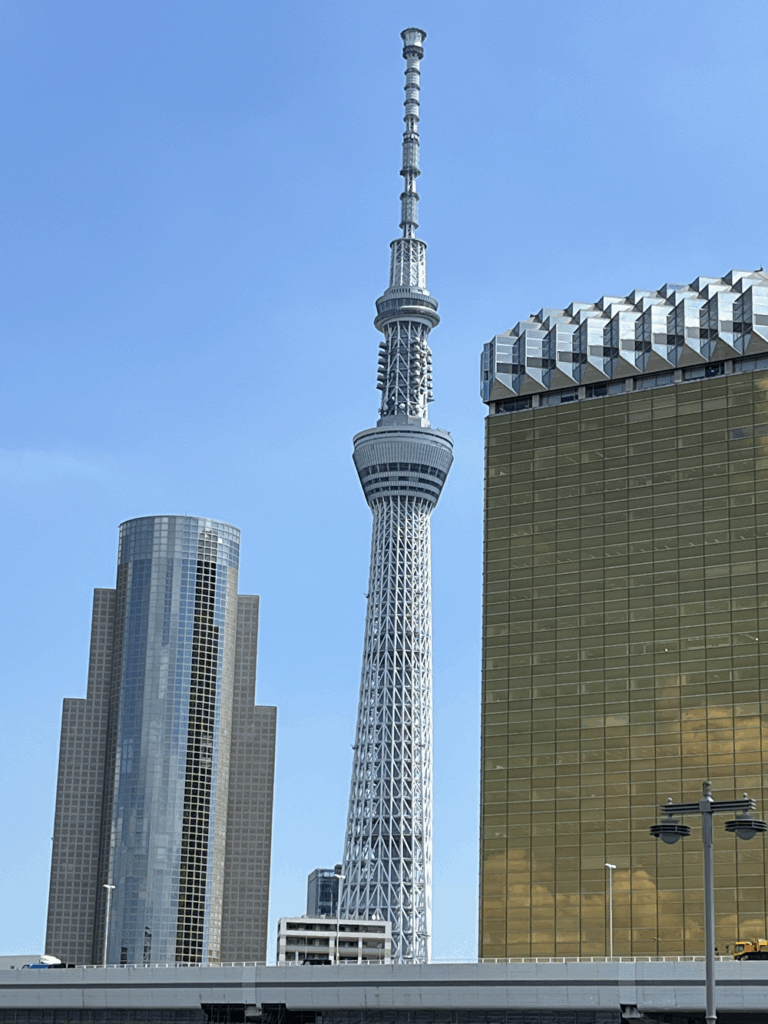隅田川沿いから望む東京スカイツリーとアサヒビール本社ビル。