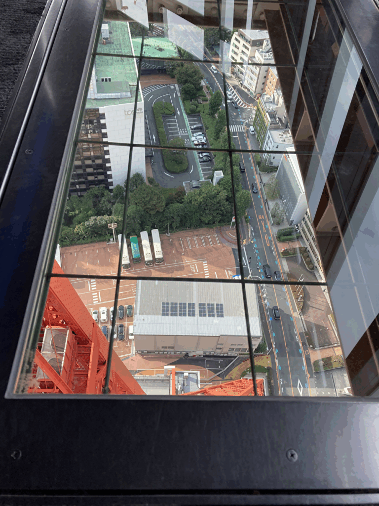 東京タワー展望台のガラス床から真下をのぞいた景色