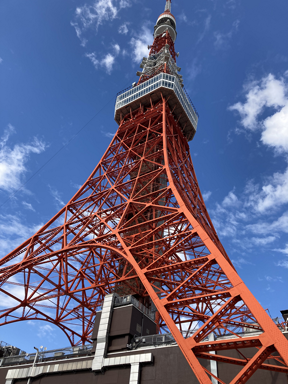 真下から仰ぎ見る東京タワー、青空にそびえ立つ姿